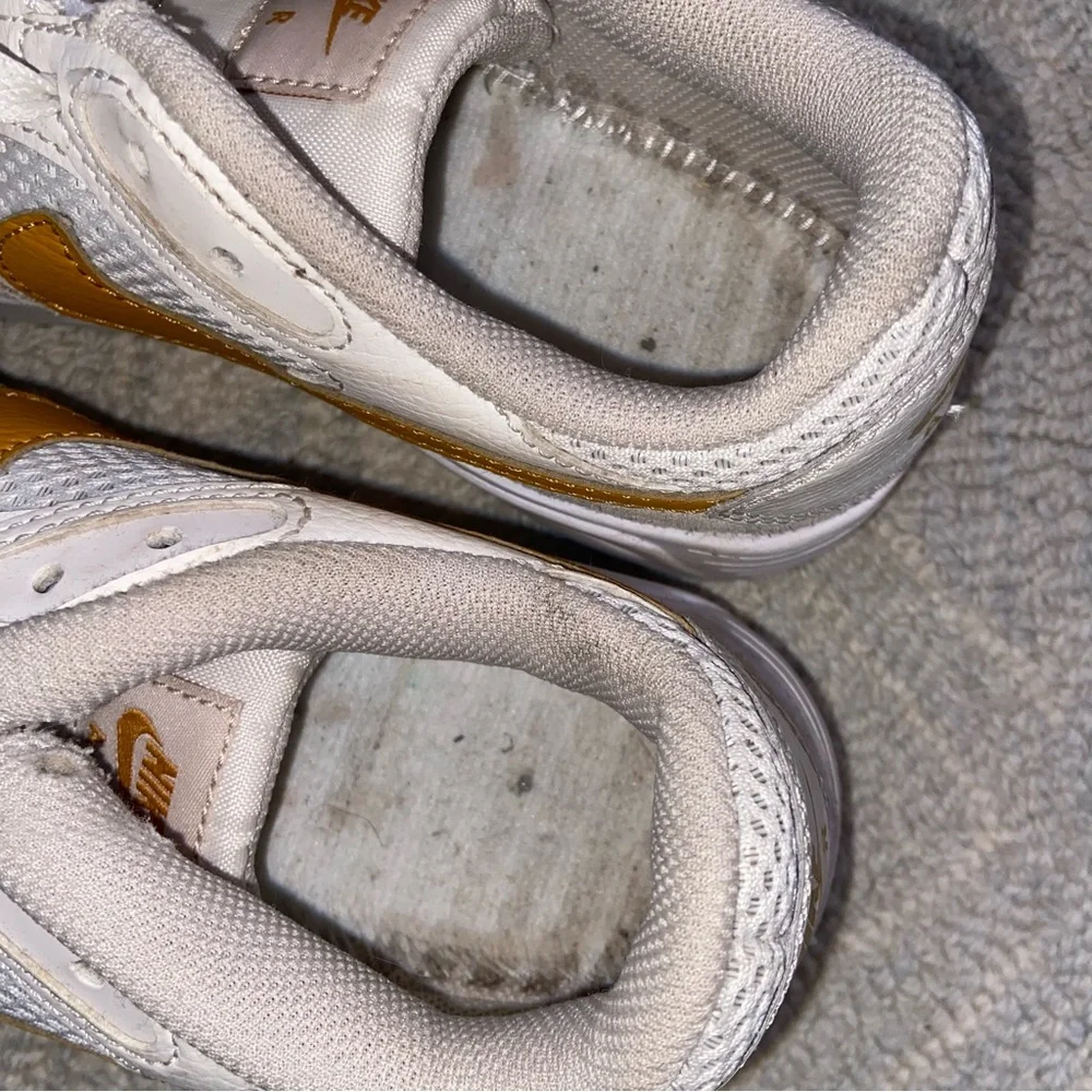 Nike Air Max SC Women’s 7.5 Shoes white with mustard yellow